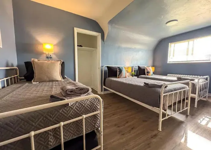 Holiday home 4 7 Bedrooms With 23 Beds And Parking Wifi Pittsburgh