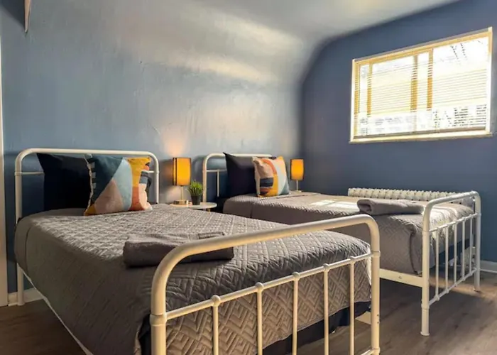 4 7 Bedrooms With 23 Beds And Parking Wifi Holiday home Pittsburgh